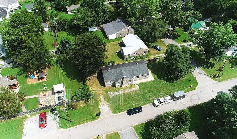 246 E Woodrow St — Photo 18