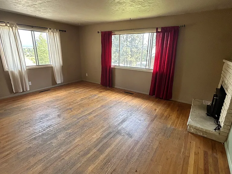 613 Crawford Ave — Photo 4