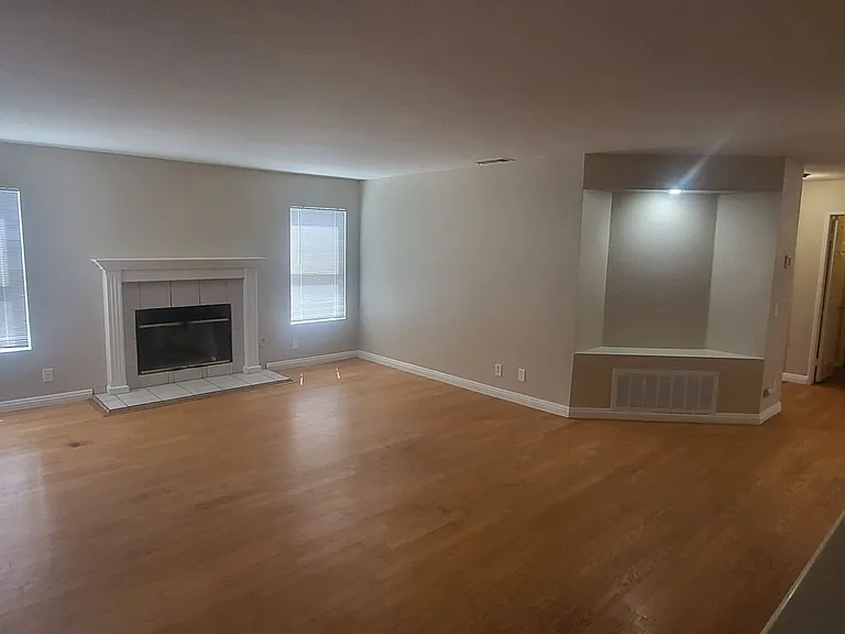 2057 Rosemary Ct — Photo 8