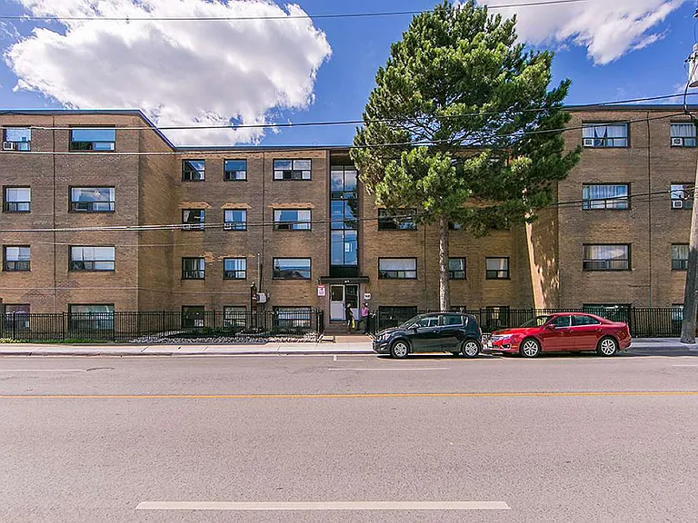 148 Islington Ave — Photo 2