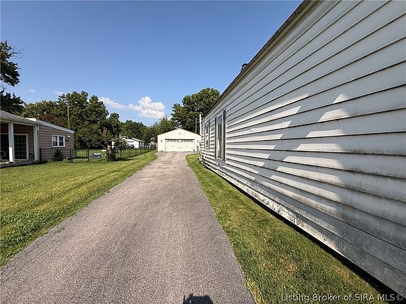 4th image of 605 Lincoln Boulevard