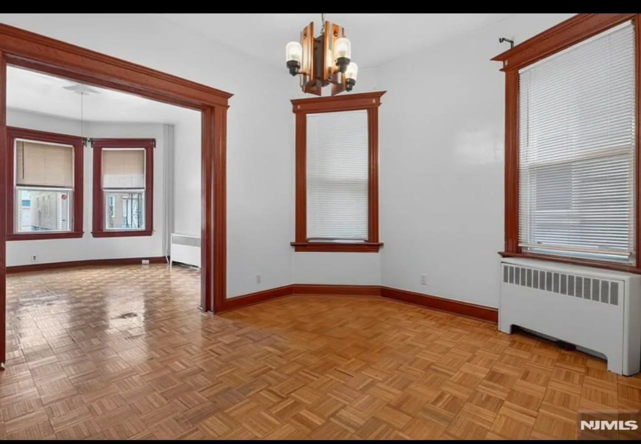 3 bed, 910 sqft, $2,100 — Photo 4