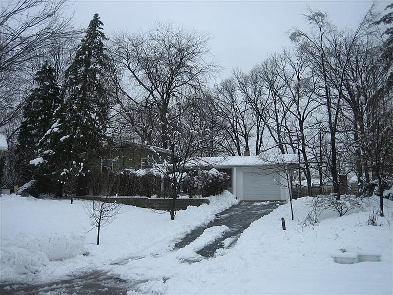 1st image of 943 Lennox St