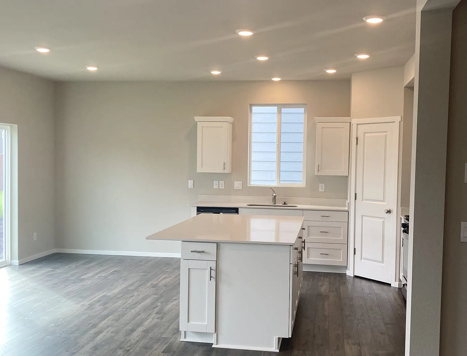 4 bed, 2.5 bath, 2335 sqft, $3,100 — Photo 4