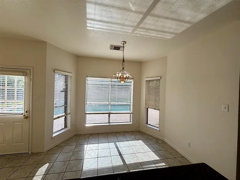 2317 Orleans Ln — Photo 13