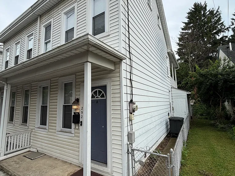 252 E Louther St — Photo 2