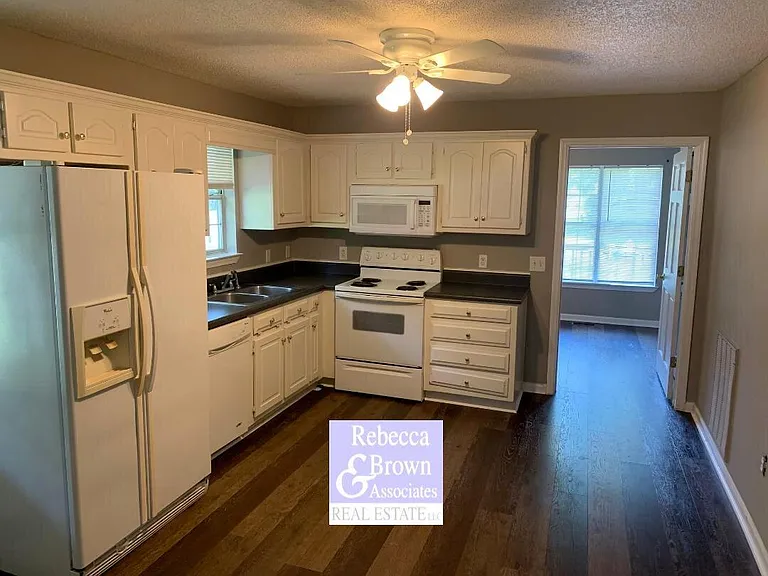 800 E May St — Photo 5