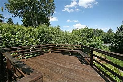 Spacious entertaining deck