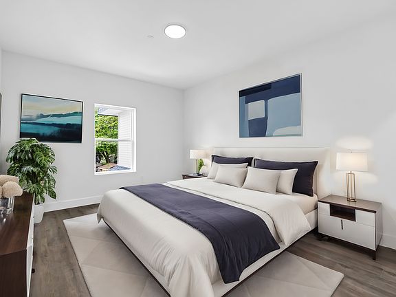 4th image of 533 Greenwich St APT 1D