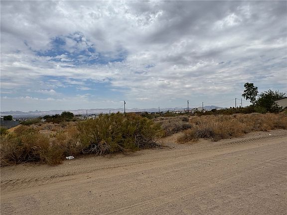 3rd image of 3221 N Tooman Road