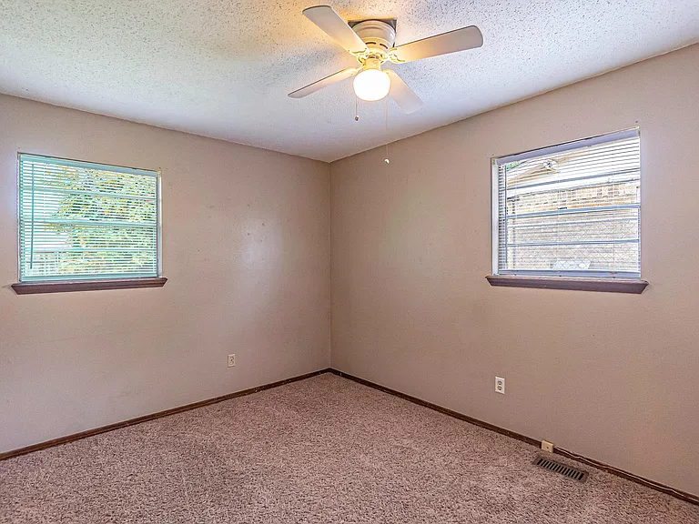 1105 Ridgeway Dr — Photo 8