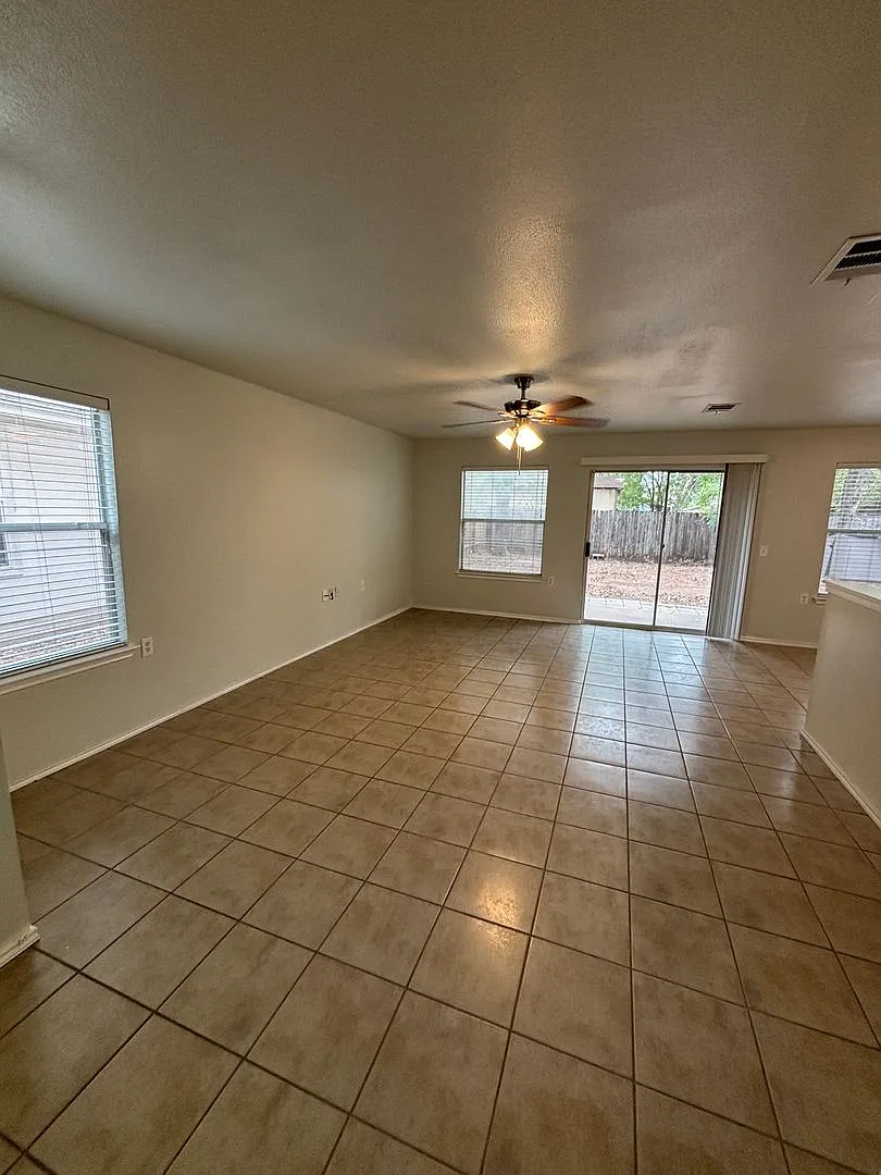 3 Bedroom 2 Bath with Open Space Upstairs Near Downtown Austin! — Photo 2
