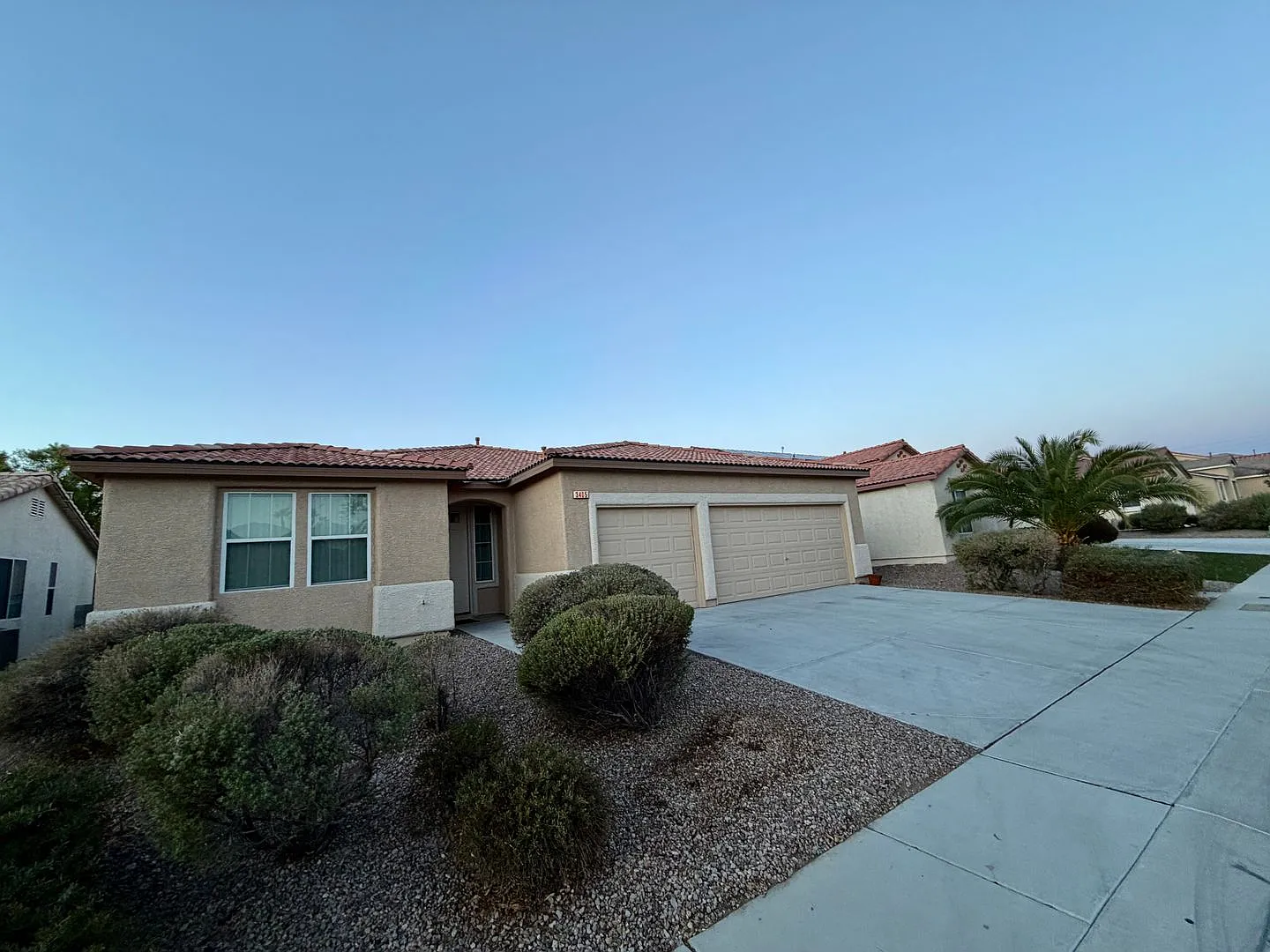 NLV single story with 3 car garage — Photo 2