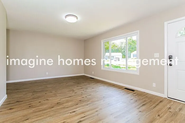 3 bed, 1.0 bath, 1025 sqft, $2,095 — Photo 2