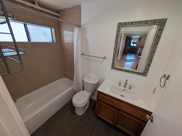 1850 Winona Blvd #204 — Photo 12