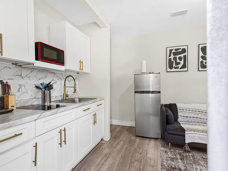3611 E Chelsea St #2 — Photo 5