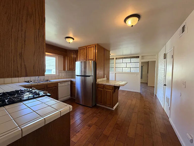 960 Forest Ave — Photo 8