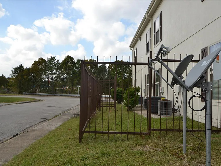 304 Dell Ct #6 — Photo 39