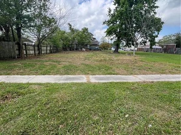 58 E Claiborne Sq, Chalmette, LA 70043