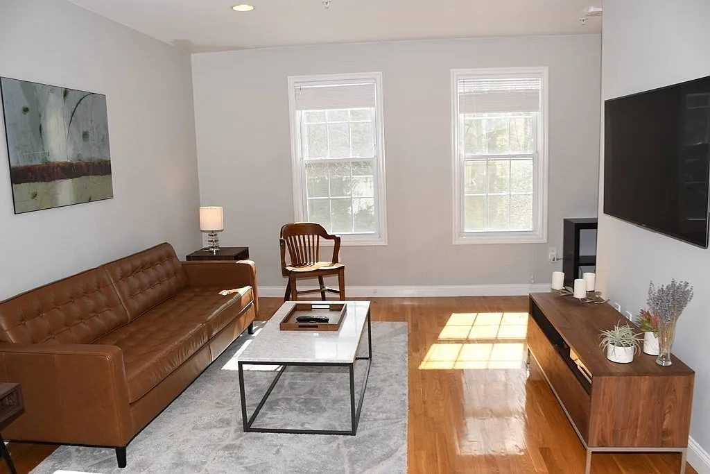 2 bed, 1.5 bath, 1039 sqft, $4,500 — Photo 2