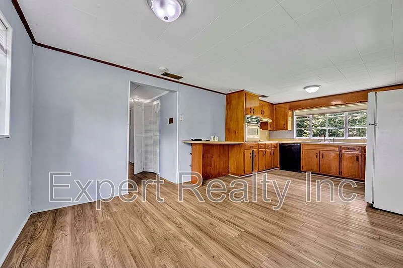 3 bed, 1.0 bath, 1430 sqft, $1,250 — Photo 4