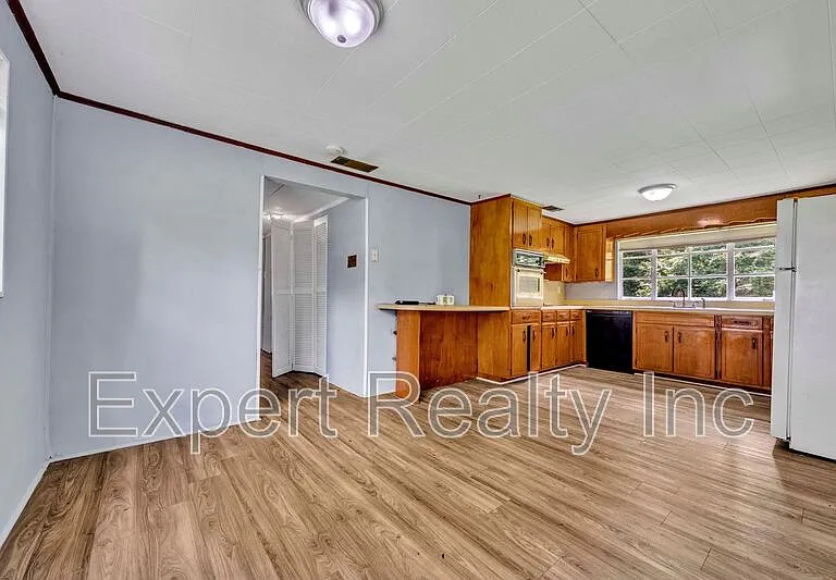 216 Meadowood Ave — Photo 4