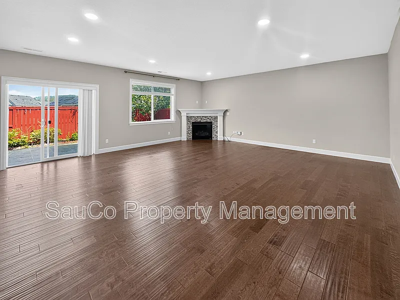 4 bed, 2.5 bath, 2765 sqft, $3,100 — Photo 2