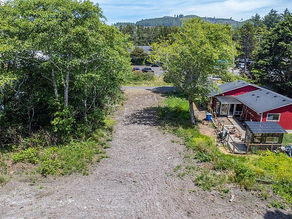 4th image of 1400 Rhododendron Ave