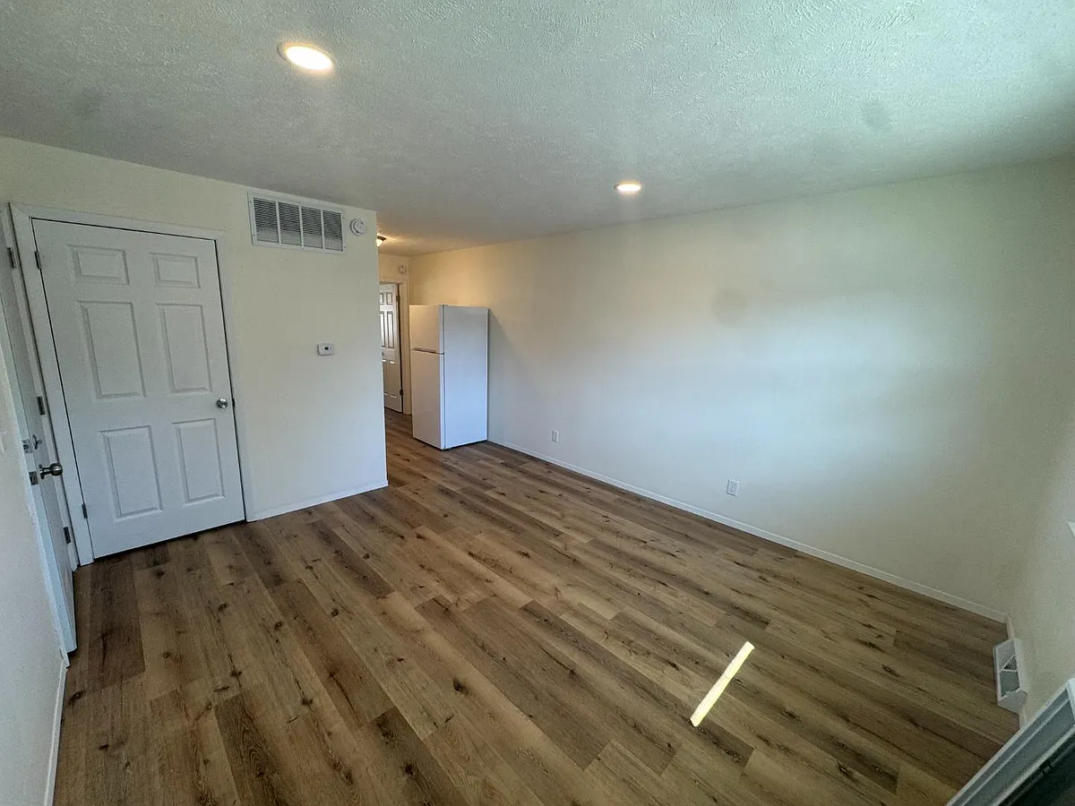 Unit Photo - 208 Lindell Dr #3