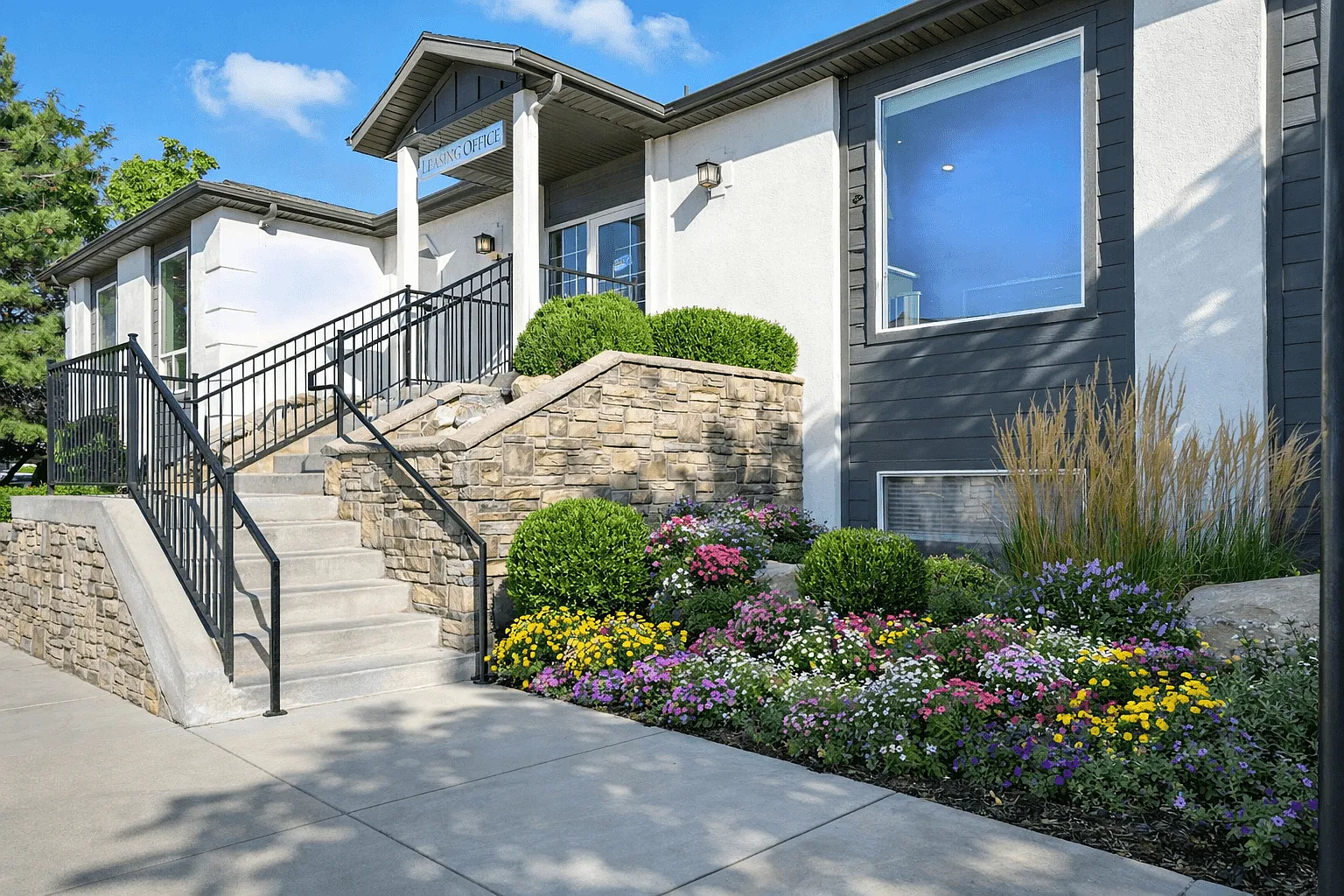 Crossroads Apartments — Photo 1