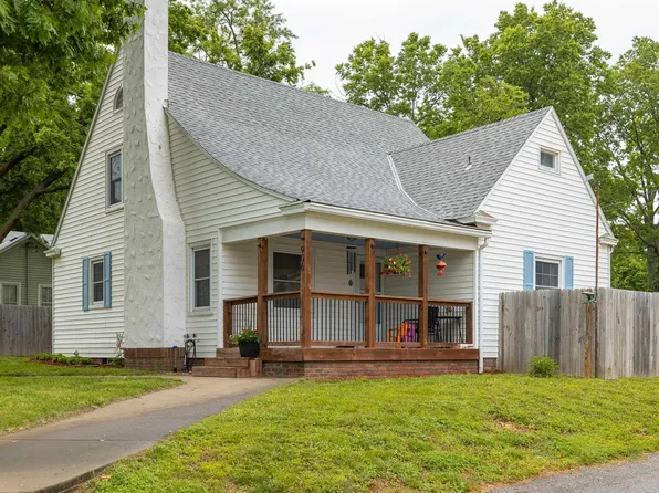 906 6th St, Wamego, KS 66547