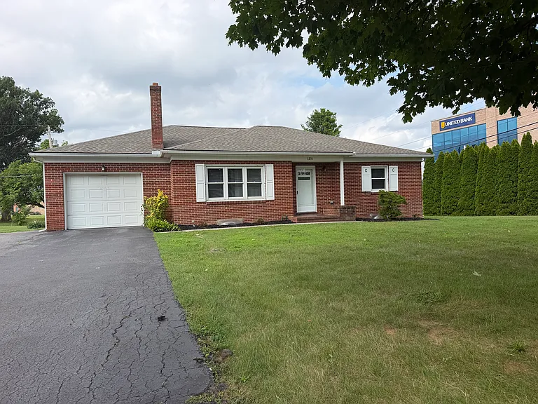 1231 Mount Aetna Rd — Photo 1