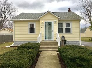 1014 Queen Anne St, Woodstock, IL 60098