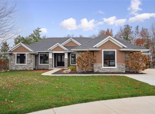 3037 Dell Ridge Ct, Hiawatha, IA 52233