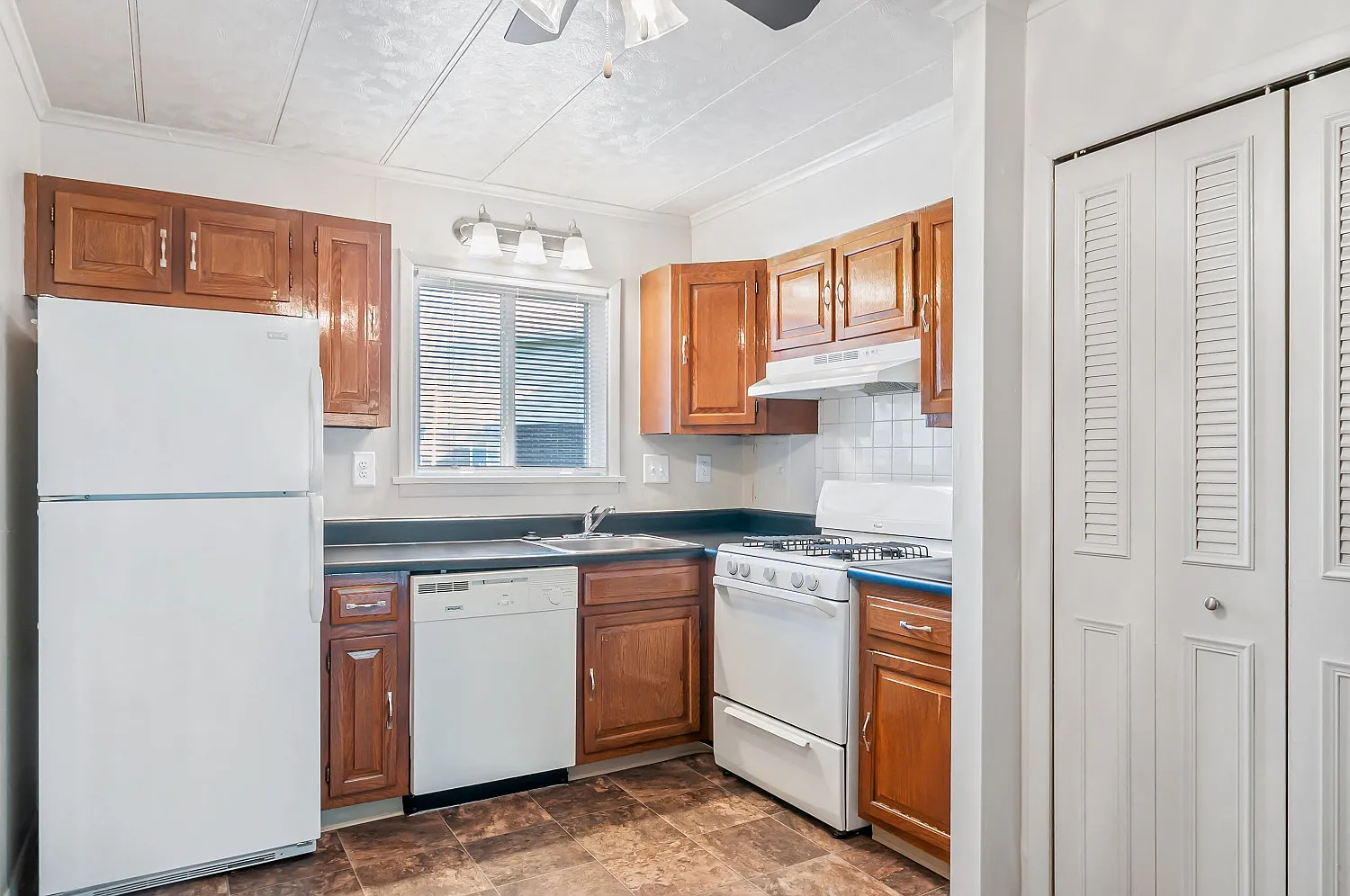 Oxford Manor Apartments and Townhomes — Photo 3