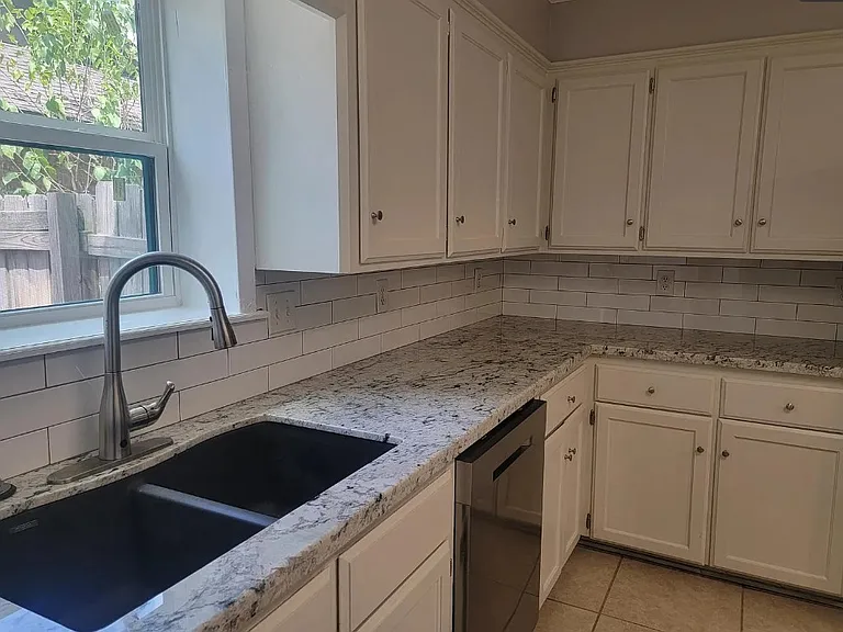 1100 Hardwood Ln — Photo 6