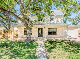 106 Green Meadows Ln, Fredericksburg, TX 78624
