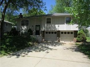 317 SW Sandstone Dr, Blue Springs, MO 64014