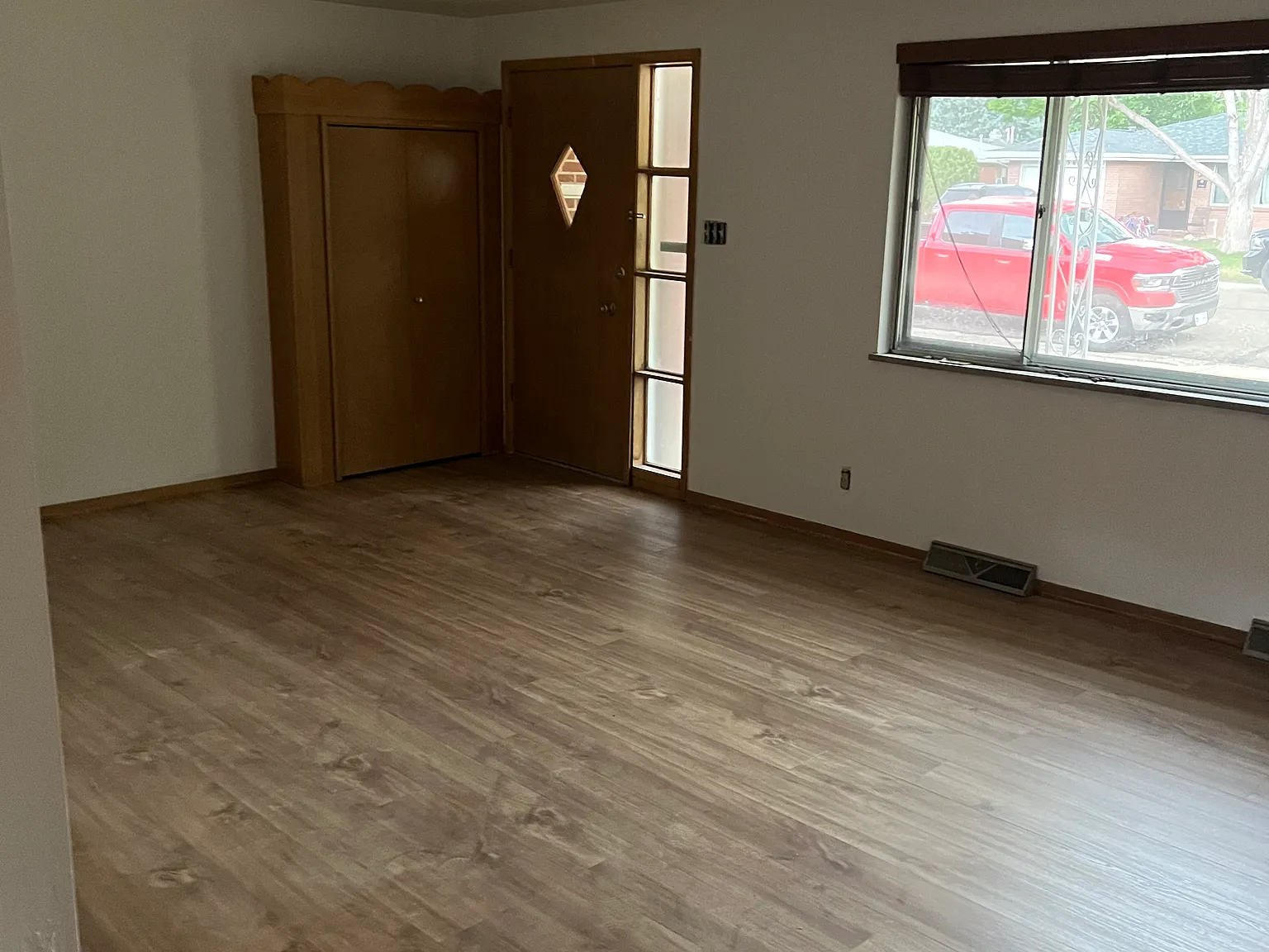 5 bed, 2400 sqft, $2,900 — Photo 4