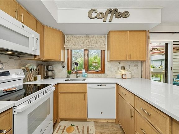 5th image of 204 Dakota Dr