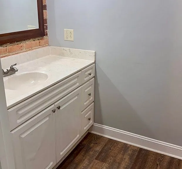 27 W Oak St — Photo 10