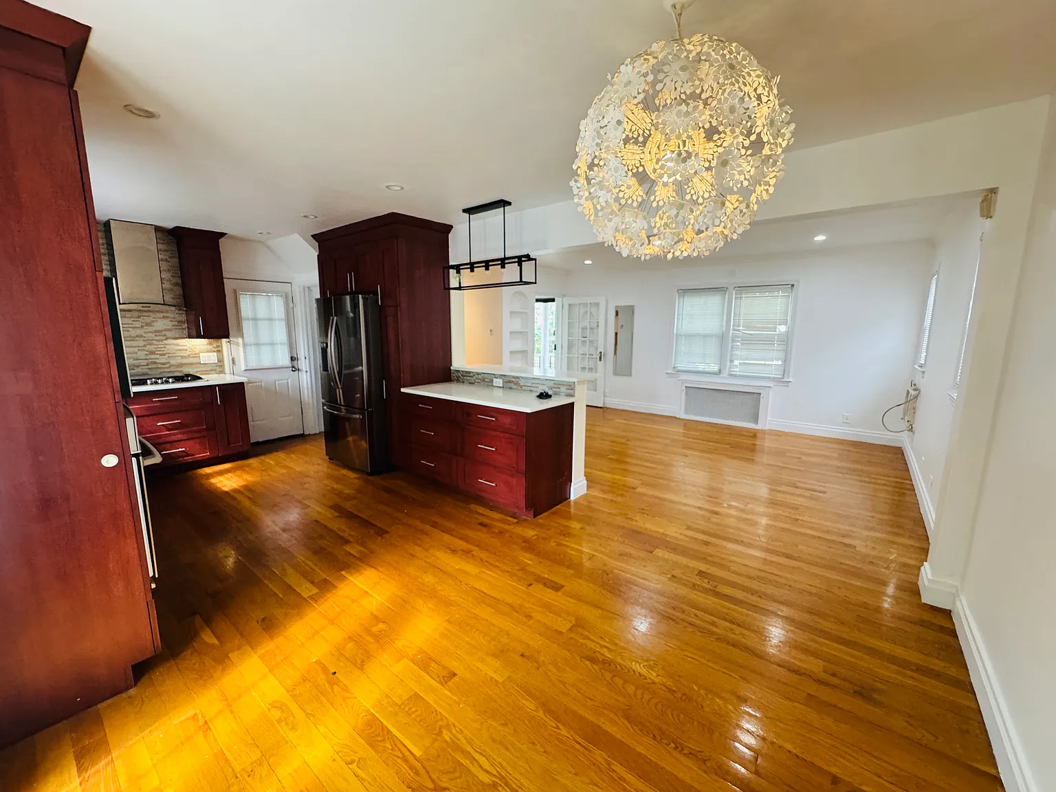 3 bed, 1300 sqft, $3,990 — Photo 4