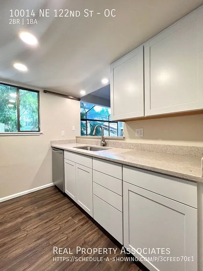 Beautiful 2 Bedroom Kirkland Condo — Photo 2