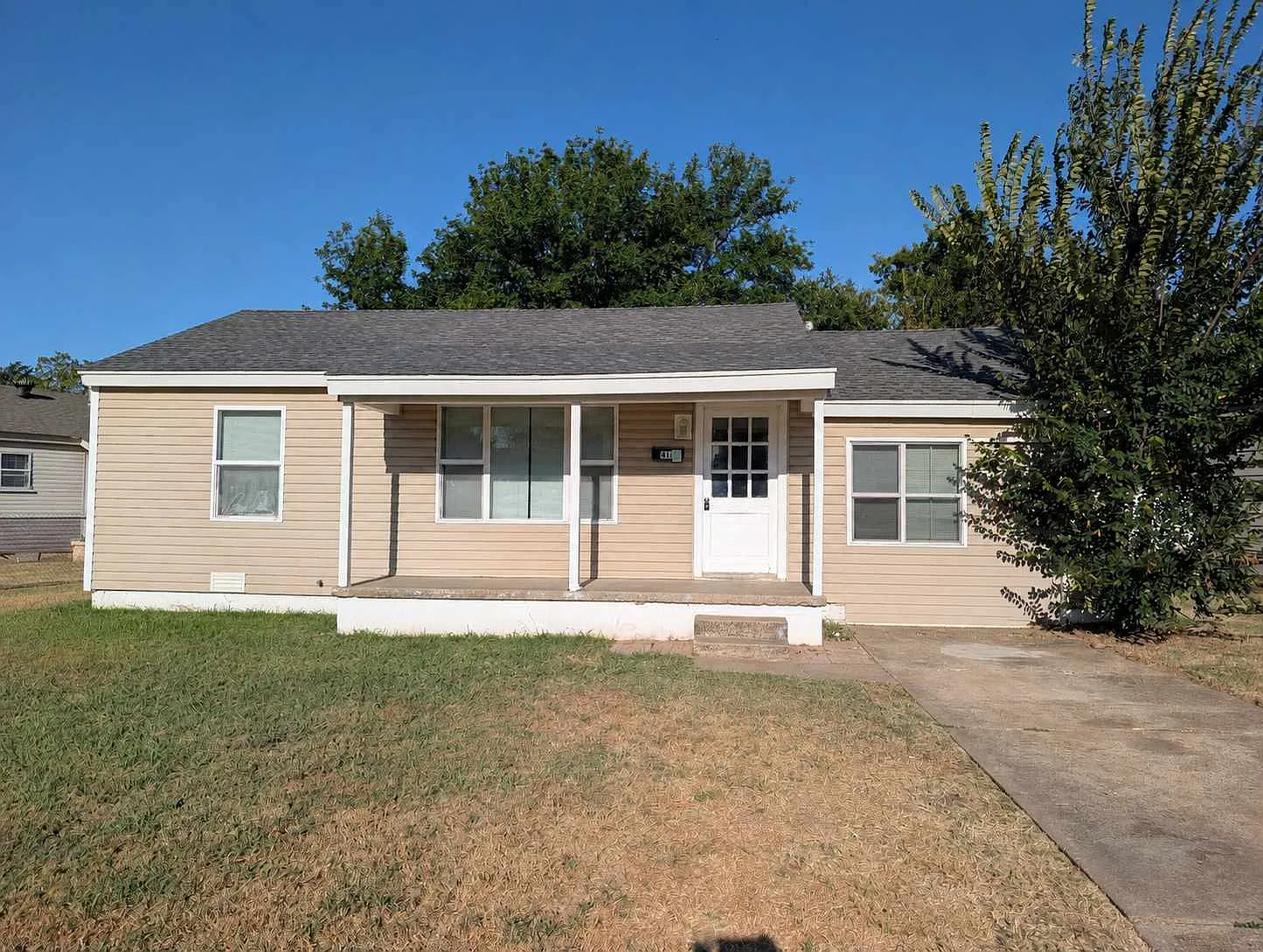 4 bed, 1.5 bath, 1376 sqft, $1,300 — Photo 1