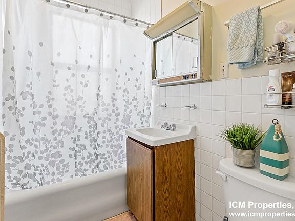 3rd image of 517 W Briar Pl #3