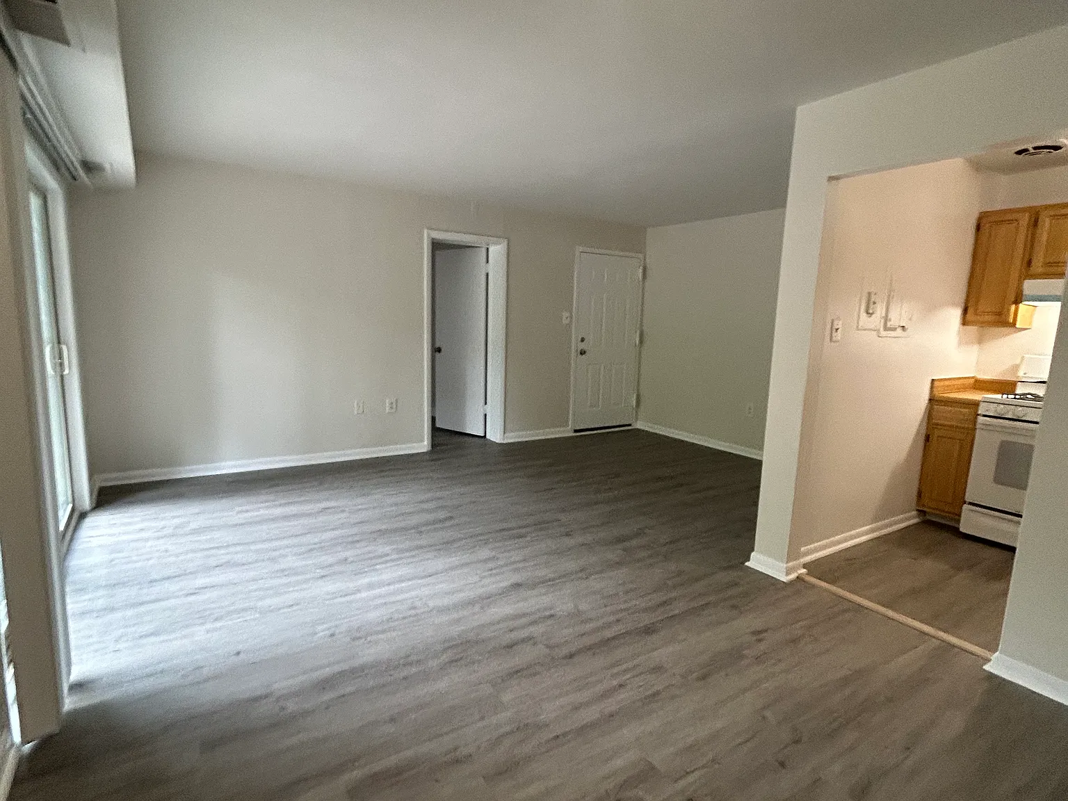 3 bed, 720 sqft, $2,584 — Photo 3