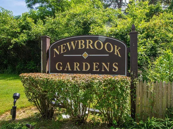 40 Pinebrook Place #40, Bay Shore, NY 11706