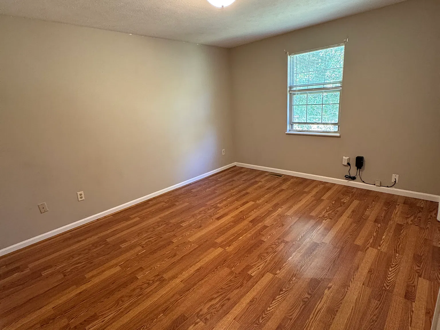 2 bed, 1000 sqft, $1,400 — Photo 3