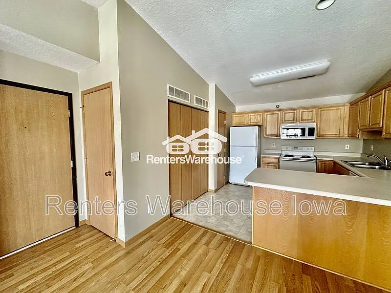Building Photo - 5924 Sutton Pl #10