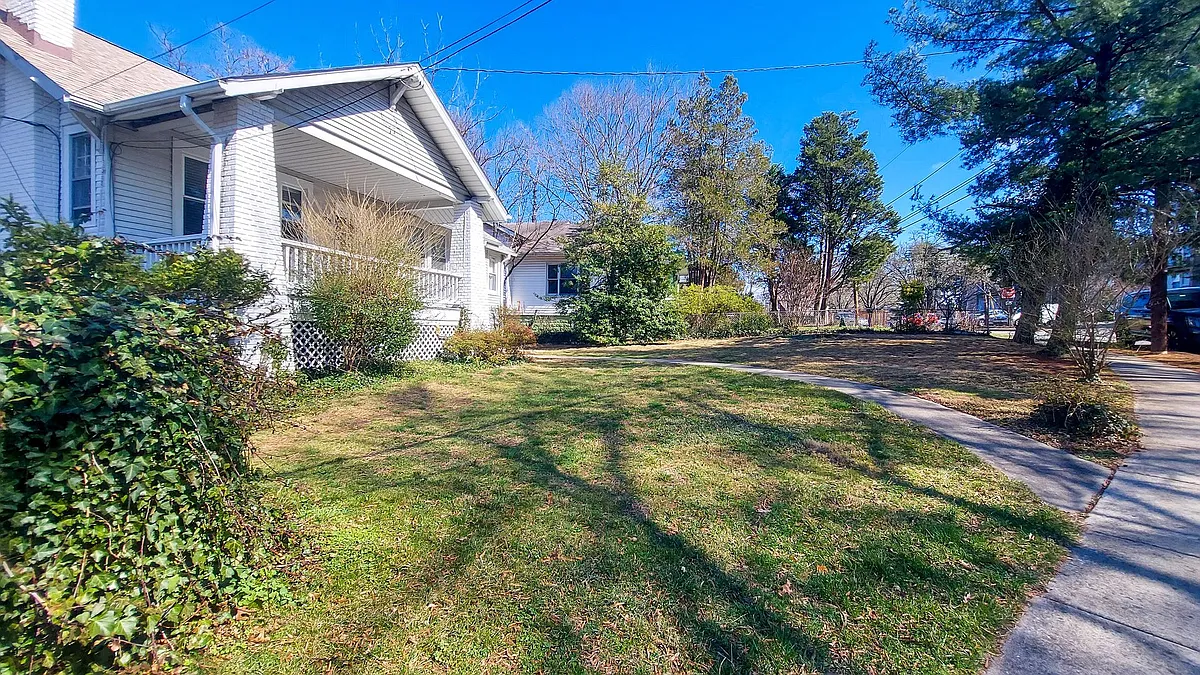 Building Photo - 228 Manor Cir